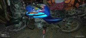 El hombre conducía una moto azul al momento.