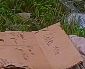 mensaje escrito en un cartón que decía “Roba Moto, sigan robando que yo sigo matando”