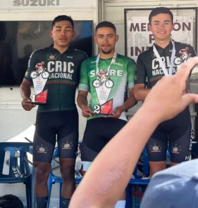 Ciclista sucreño Fernando Jaraba Salgado (centro).