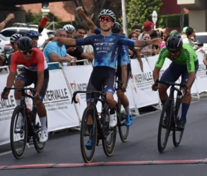 Nicolás Gómez ganó la última jornada de la Vuelta al Valle 2025.