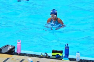 Con cada brazada, Mariana no solo compite, sino que inspira a otros niños a soñar en grande.