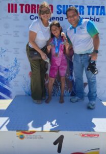 Nadadora Mariana y sus padres José Arroyabe y Rosalía Herazo. // Cortesía.