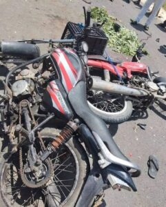 Así quedaron las motocicletas tras el violento choque.