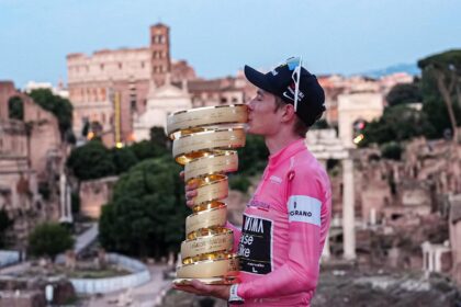 Vingegaard corona su leyenda en el Giro 2026