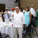 Periodistas e invitados haciendo un brindis por los 80 años de Acord-Atlántico.