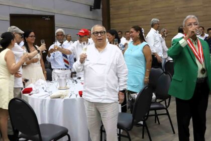 Periodistas e invitados haciendo un brindis por los 80 años de Acord-Atlántico.