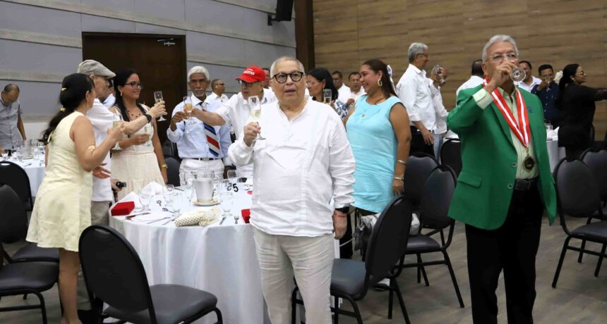 Periodistas e invitados haciendo un brindis por los 80 años de Acord-Atlántico.