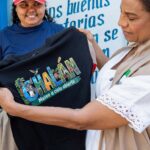 Gobernadora de Sucre Lucy García mostrando una camiseta alusiva a Chalán.