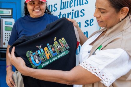 Gobernadora de Sucre Lucy García mostrando una camiseta alusiva a Chalán.