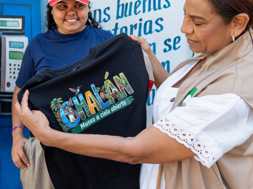 Gobernadora de Sucre Lucy García mostrando una camiseta alusiva a Chalán.