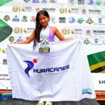Mariana Arroyave Herazo con la bandera de Club Huracanes