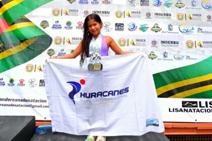 Mariana Arroyave Herazo con la bandera de Club Huracanes
