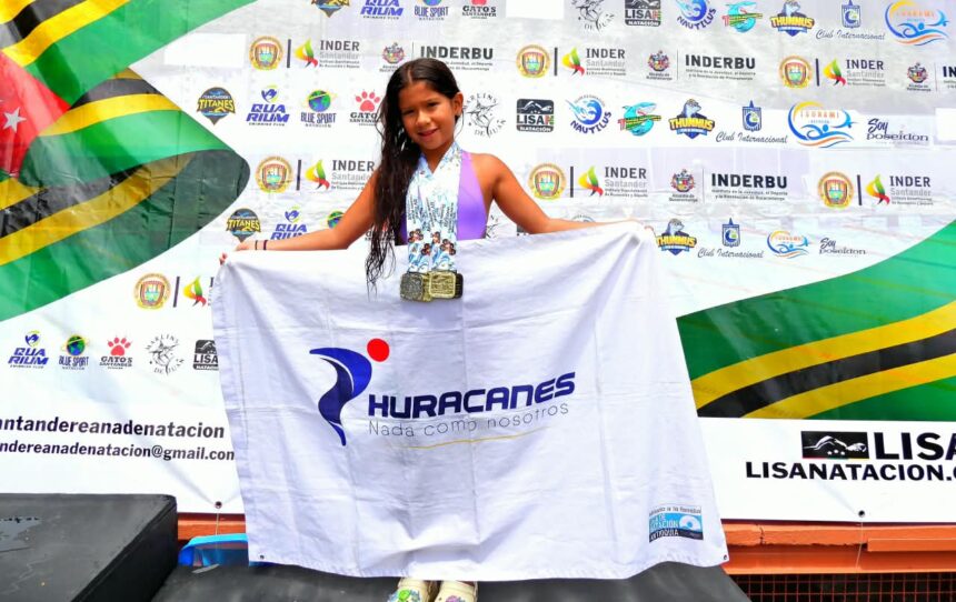 Mariana Arroyave Herazo con la bandera de Club Huracanes