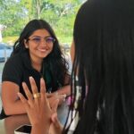 Jóvenes beneficiarios del programa sonríen.