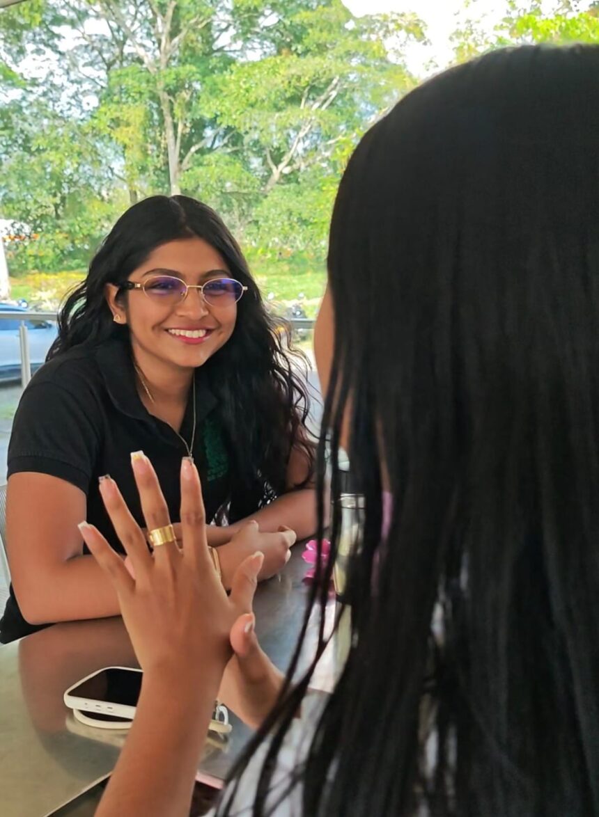 Jóvenes beneficiarios del programa sonríen.